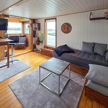 Prachtig Schip In Manstad Met Uitzicht Op Zee Vanuit Het Botel Lervik