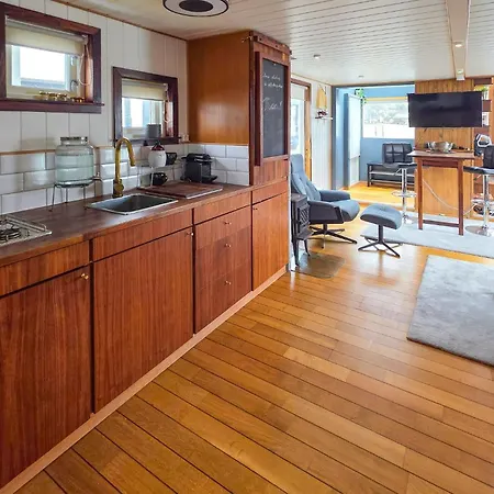 Prachtig Schip In Manstad Met Uitzicht Op Zee Vanuit Het Botel Lervik