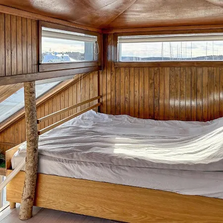 Prachtig Schip In Manstad Met Uitzicht Op Zee Vanuit Het Botel Lervik